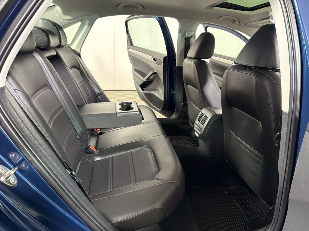 Certified 2022 Volkswagen Passat 2.0T SE FWD image 22