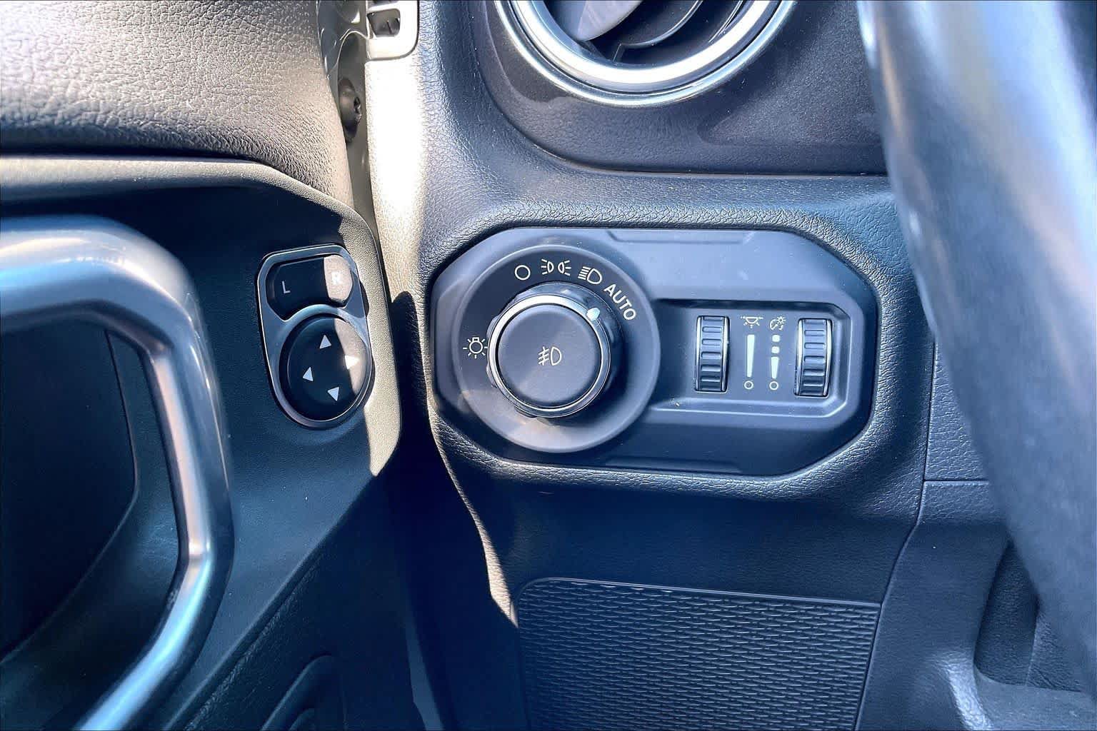 Used 2020 Jeep Wrangler Unlimited Sahara AWD/4WD image 32