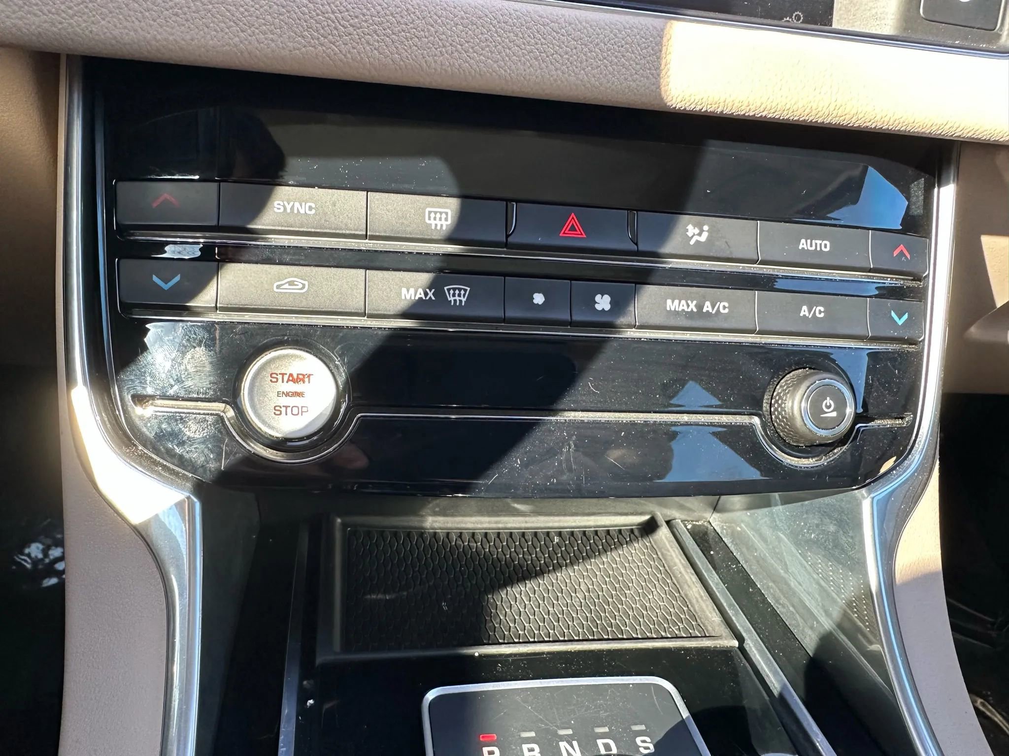 Used 2017 Jaguar XF Premium image 32