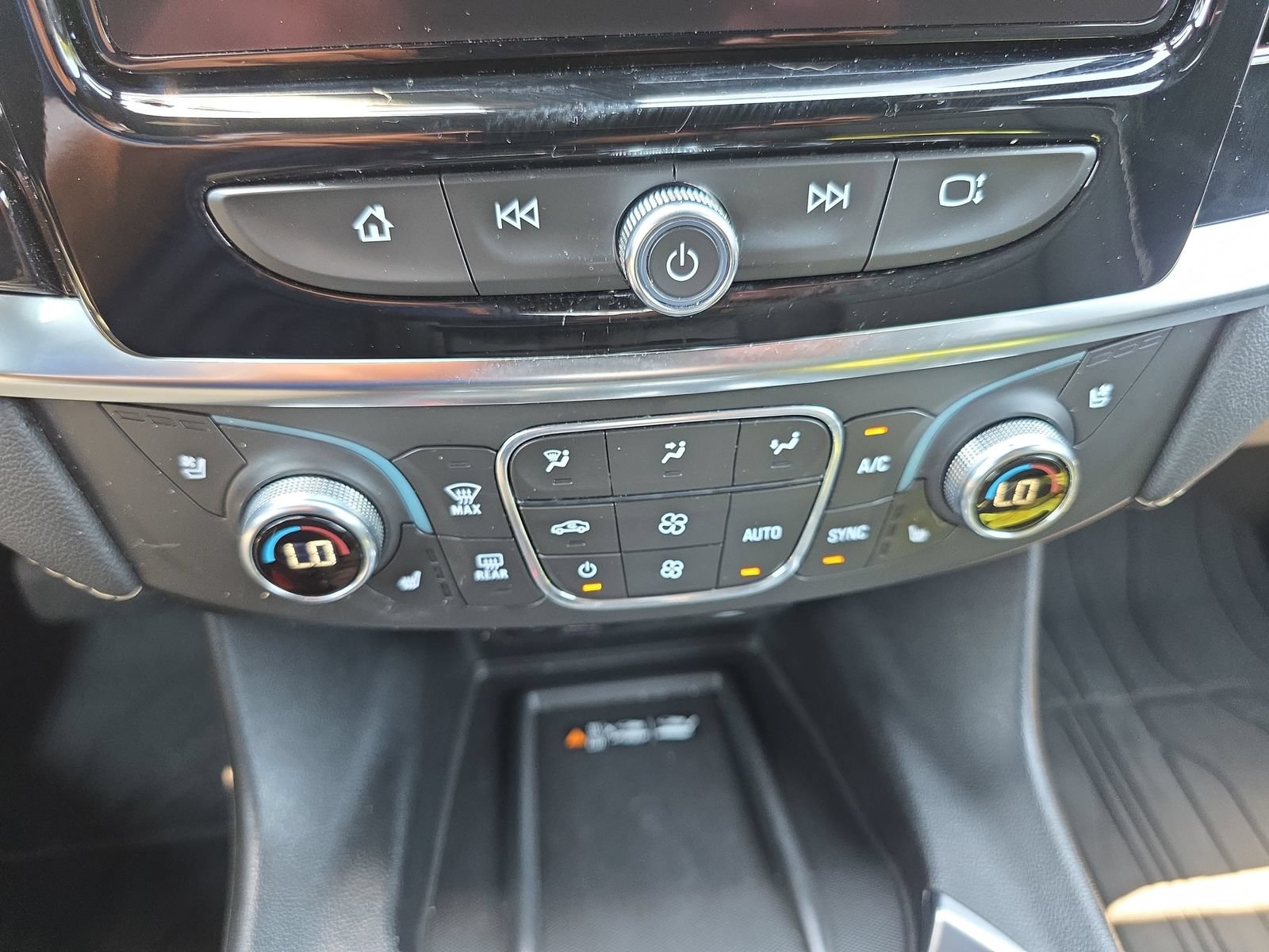 Used 2023 Chevrolet Traverse Premier FWD image 25