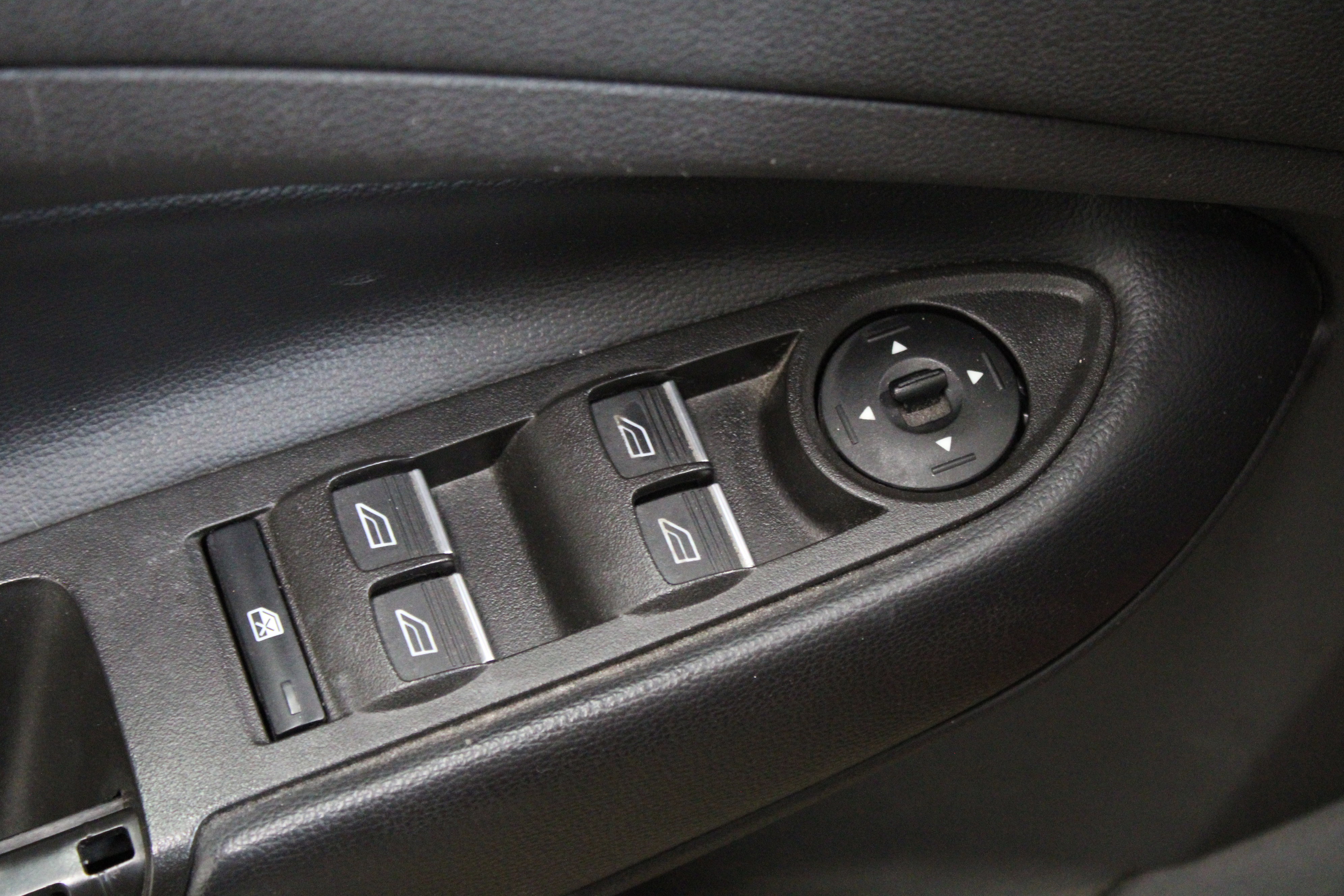 Used 2019 Ford Escape SE image 16