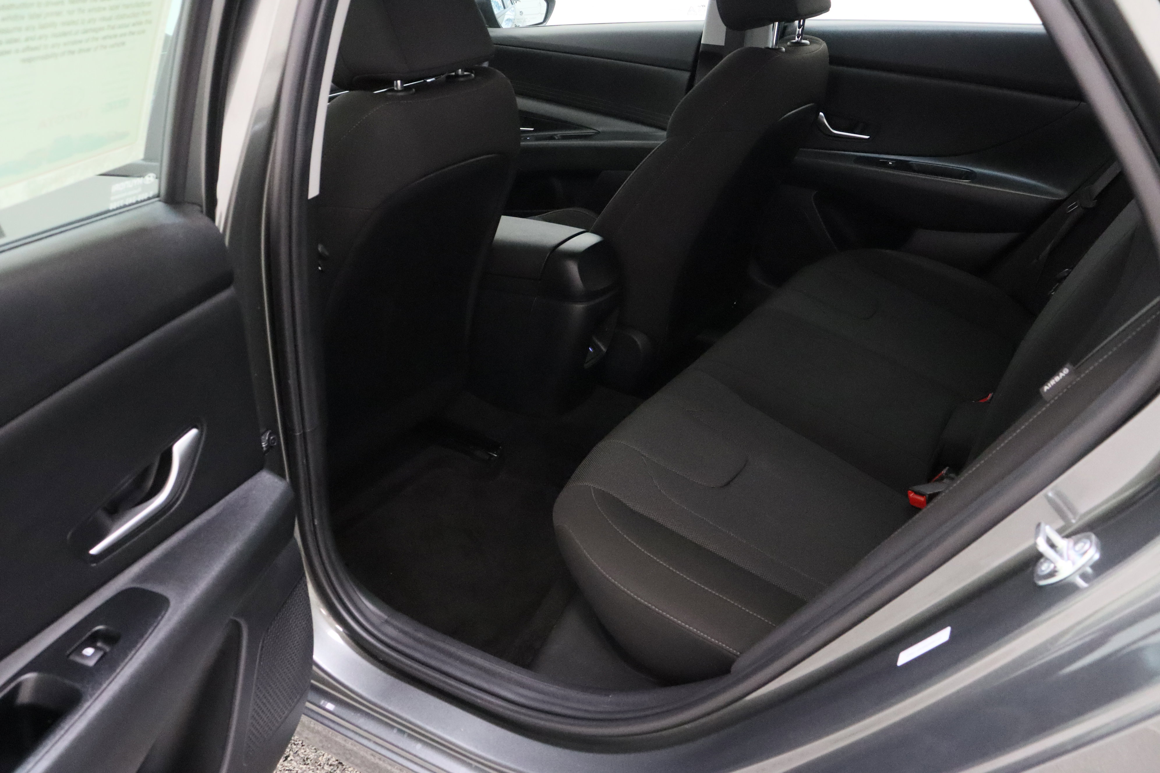 Used 2025 Hyundai Elantra SE image 25