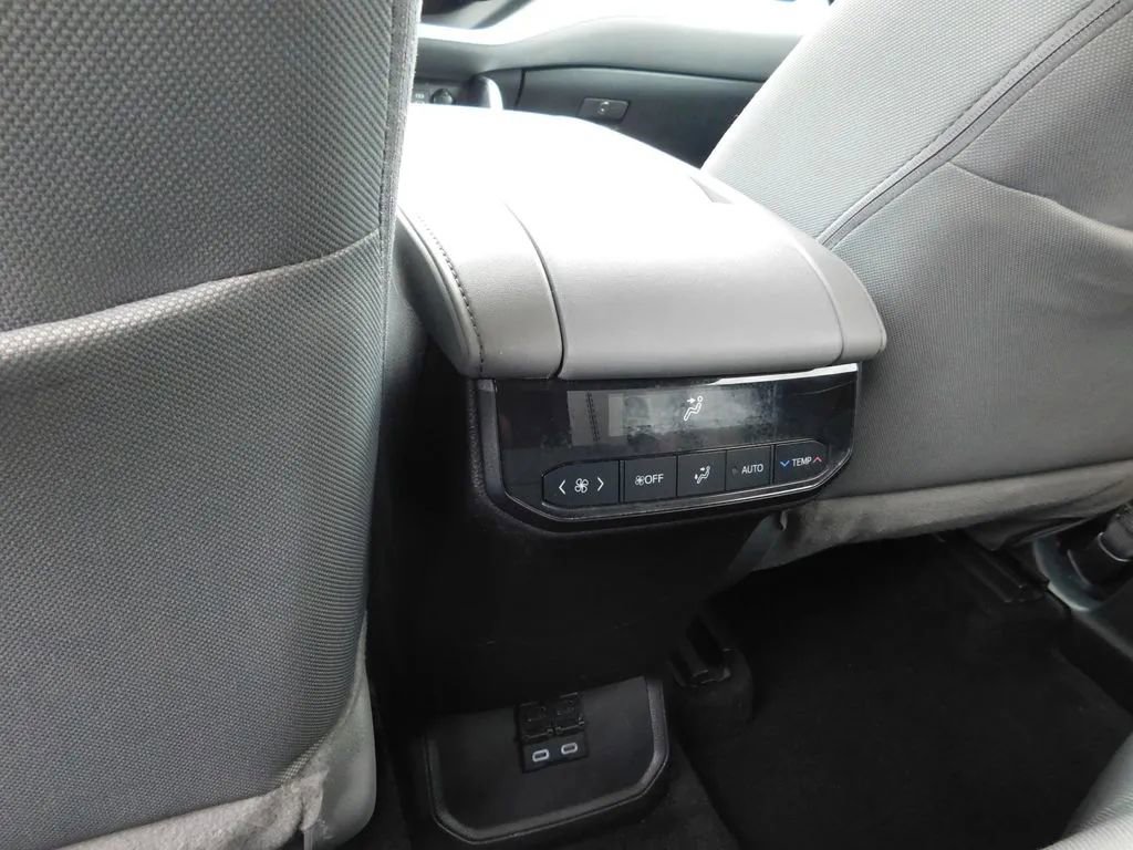 Used 2024 Toyota Highlander LE image 13