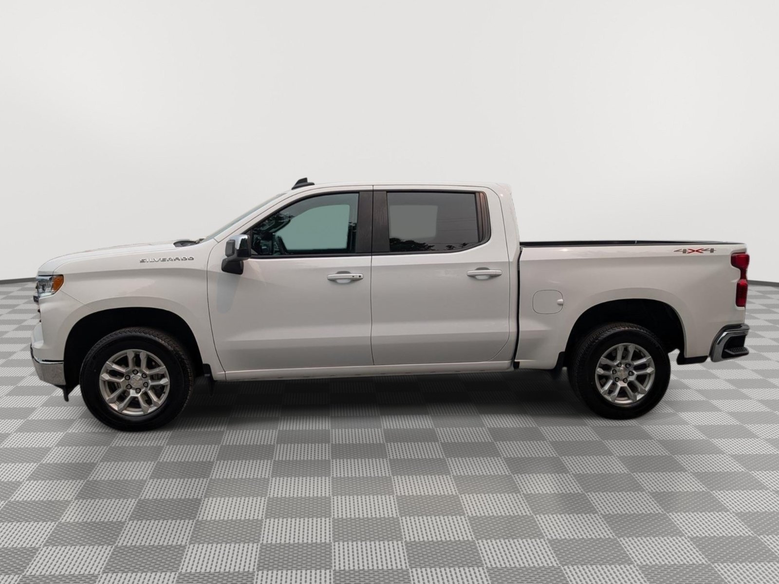 Used 2023 Chevrolet Silverado 1500 LT AWD/4WD image 2