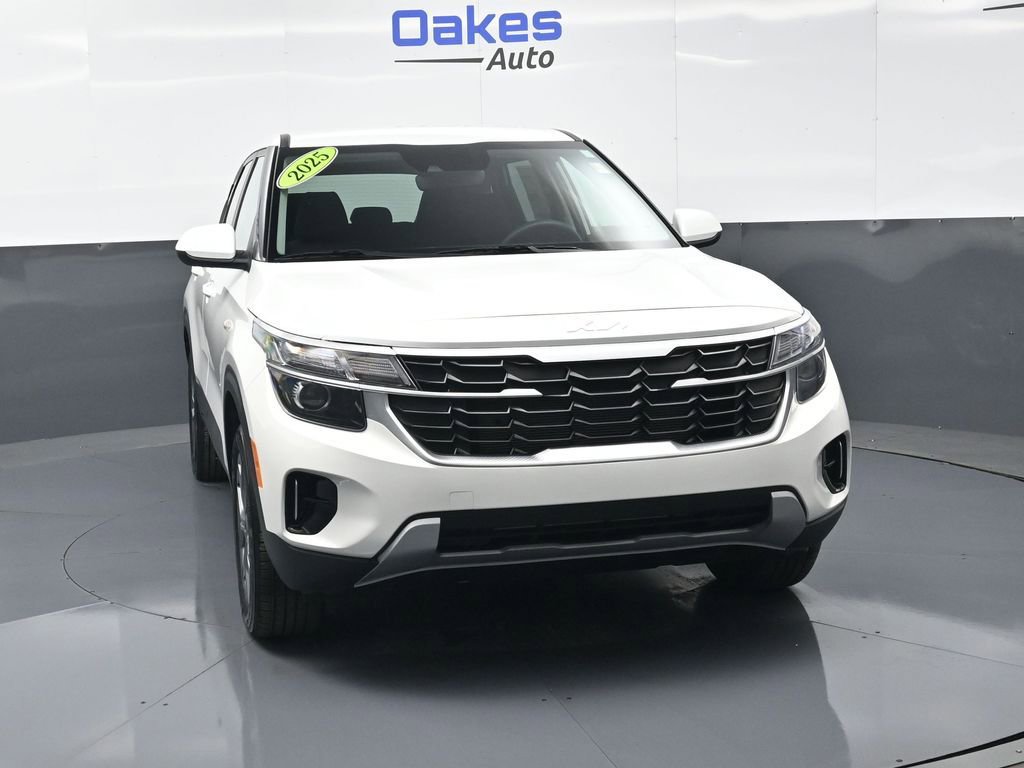 Certified 2025 Kia Seltos LX image 3