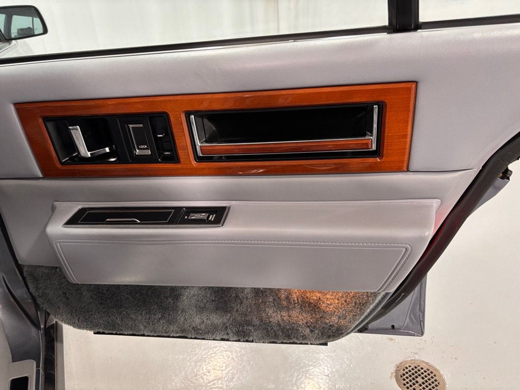 Used 1990 Cadillac Fleetwood Sedan FWD image 29