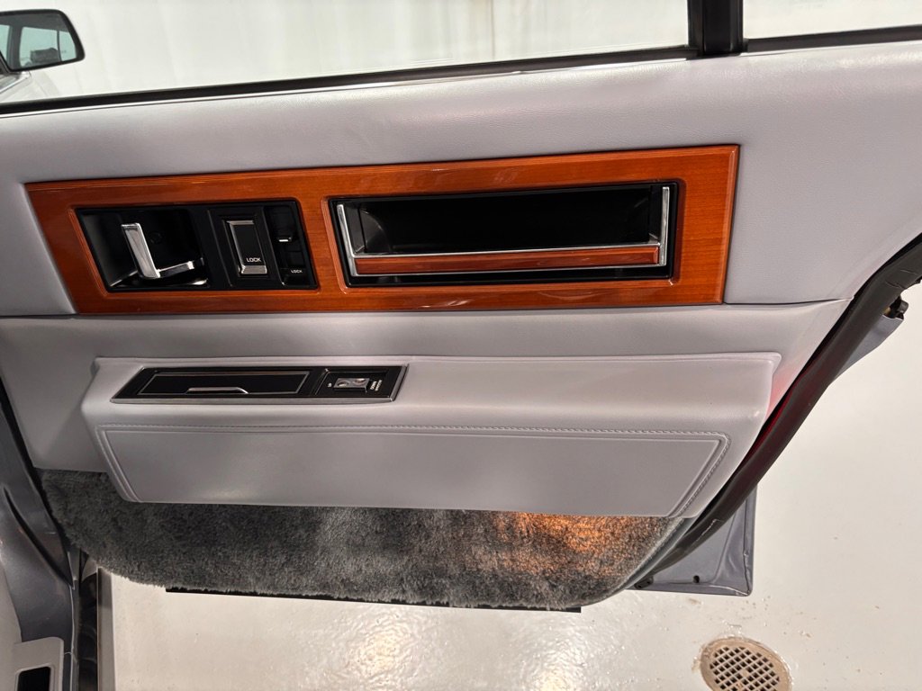 Used 1990 Cadillac Fleetwood Sedan image 29