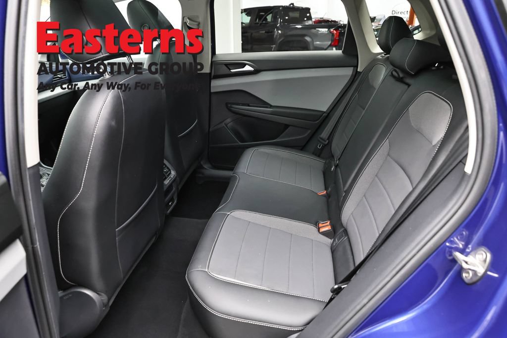 Used 2022 Volkswagen Taos SE w/ Panoramic Sunroof Package FWD image 21