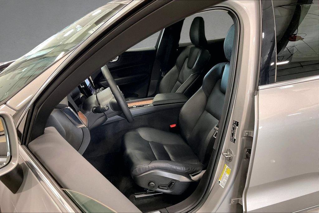 Certified 2023 Volvo XC60 B5 Plus AWD/4WD image 21