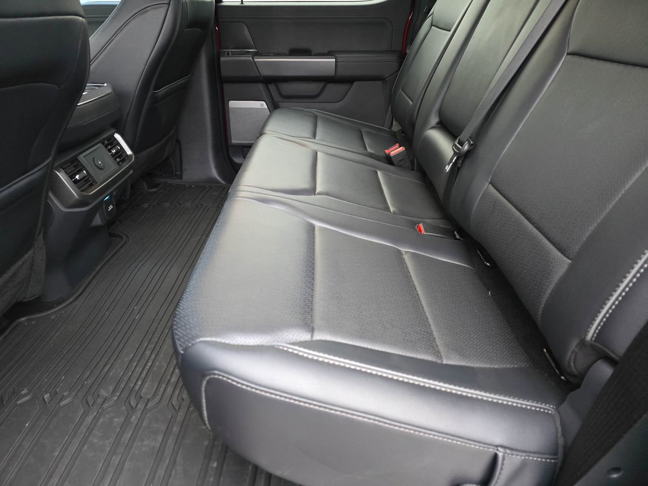 Used 2025 Ford F150 Lariat w/ Equipment Group 501A Mid image 12