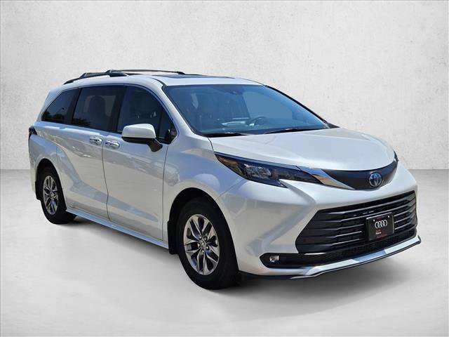 Used 2025 Toyota Sienna XLE FWD image 3