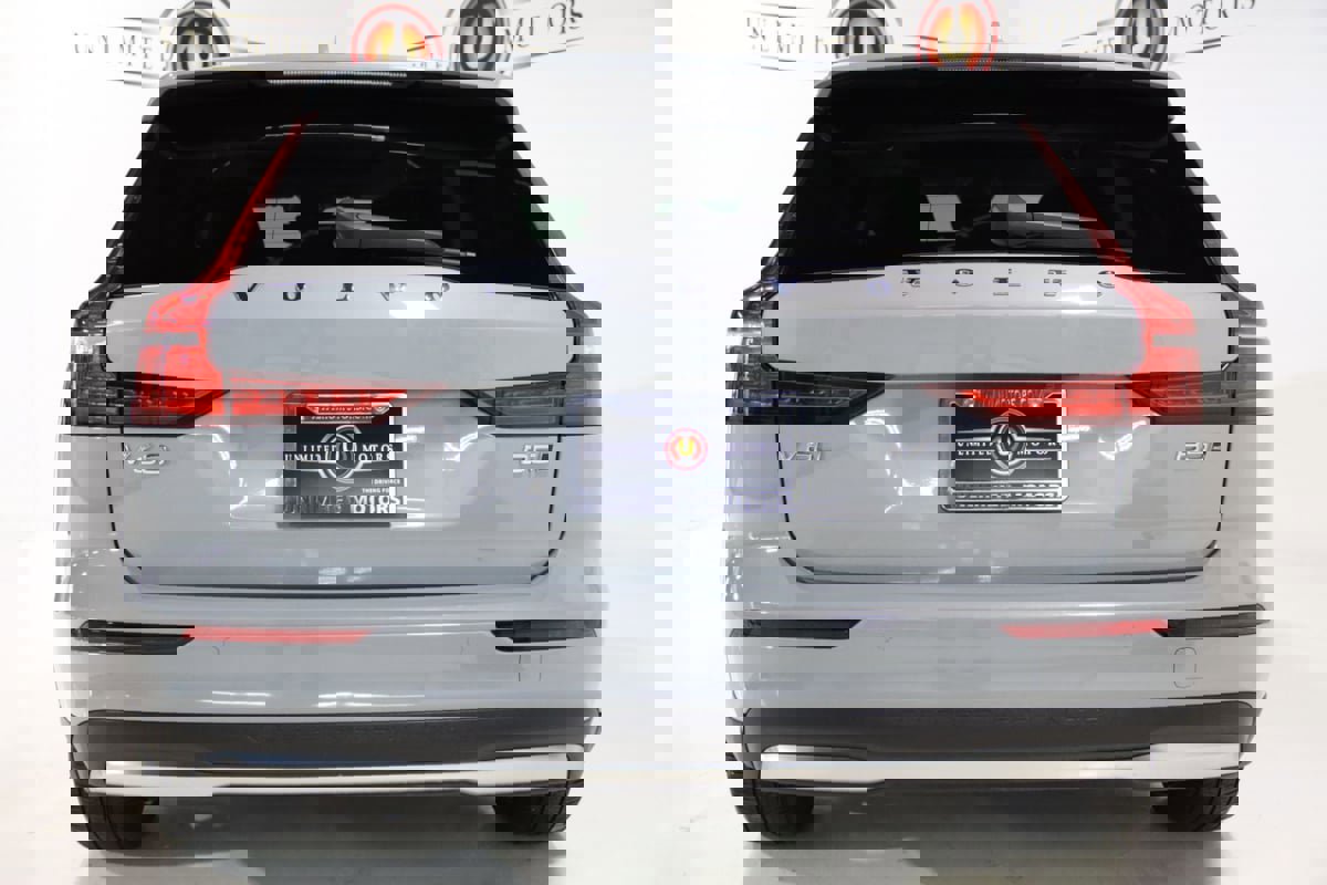 Used 2025 Volvo V60 B5 Cross Country Plus image 24