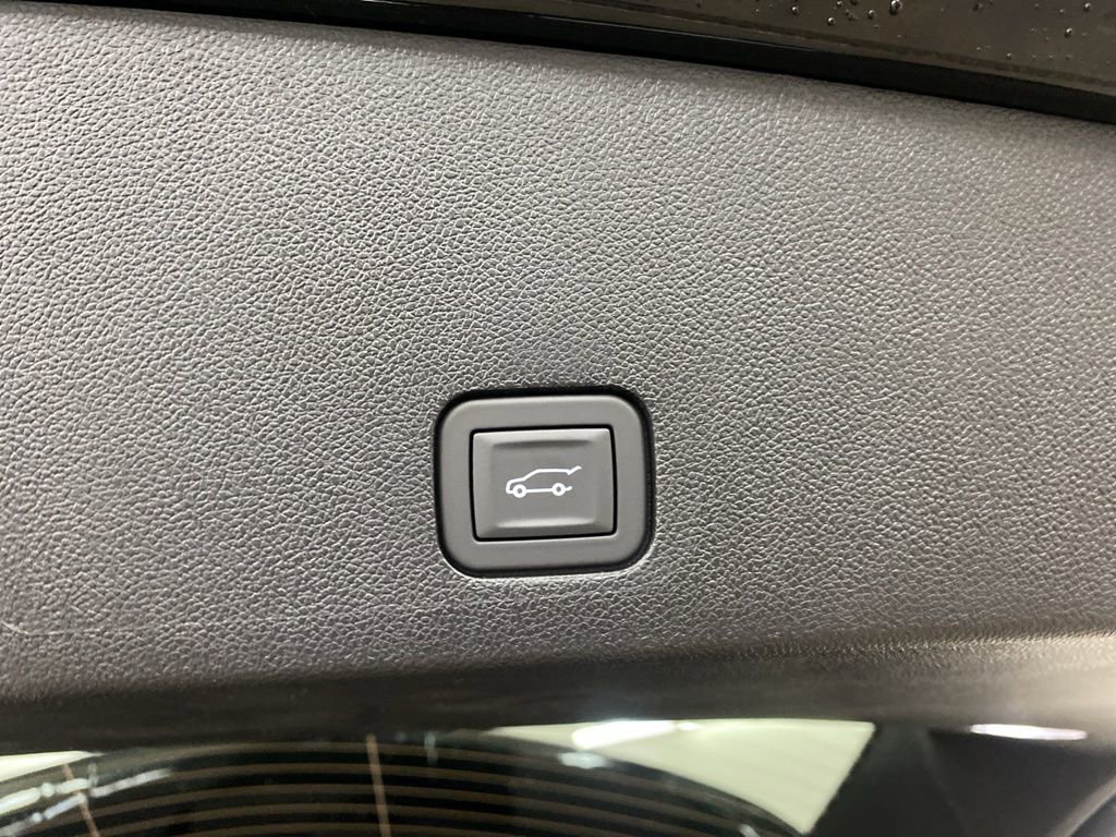 New 2025 Cadillac XT6 Luxury image 30