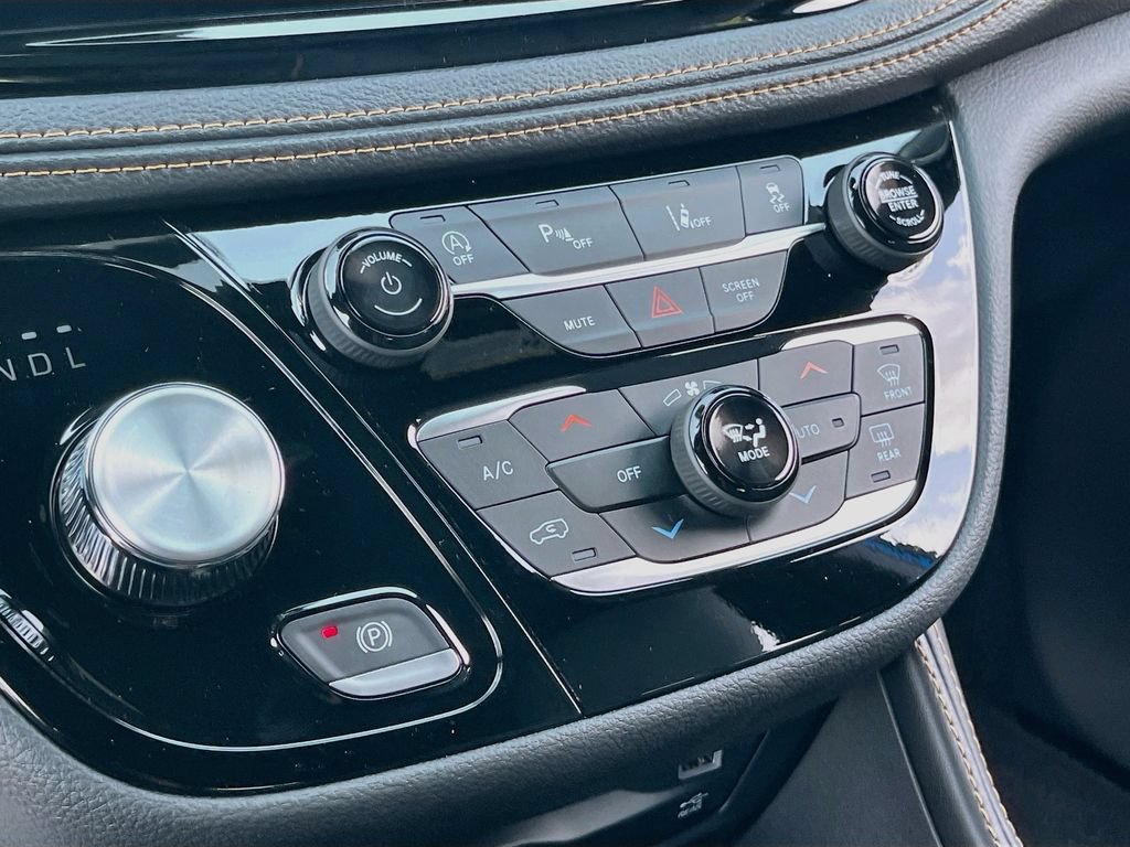 New 2027 Chrysler Pacifica Pinnacle w/ Theater Group FWD image 14