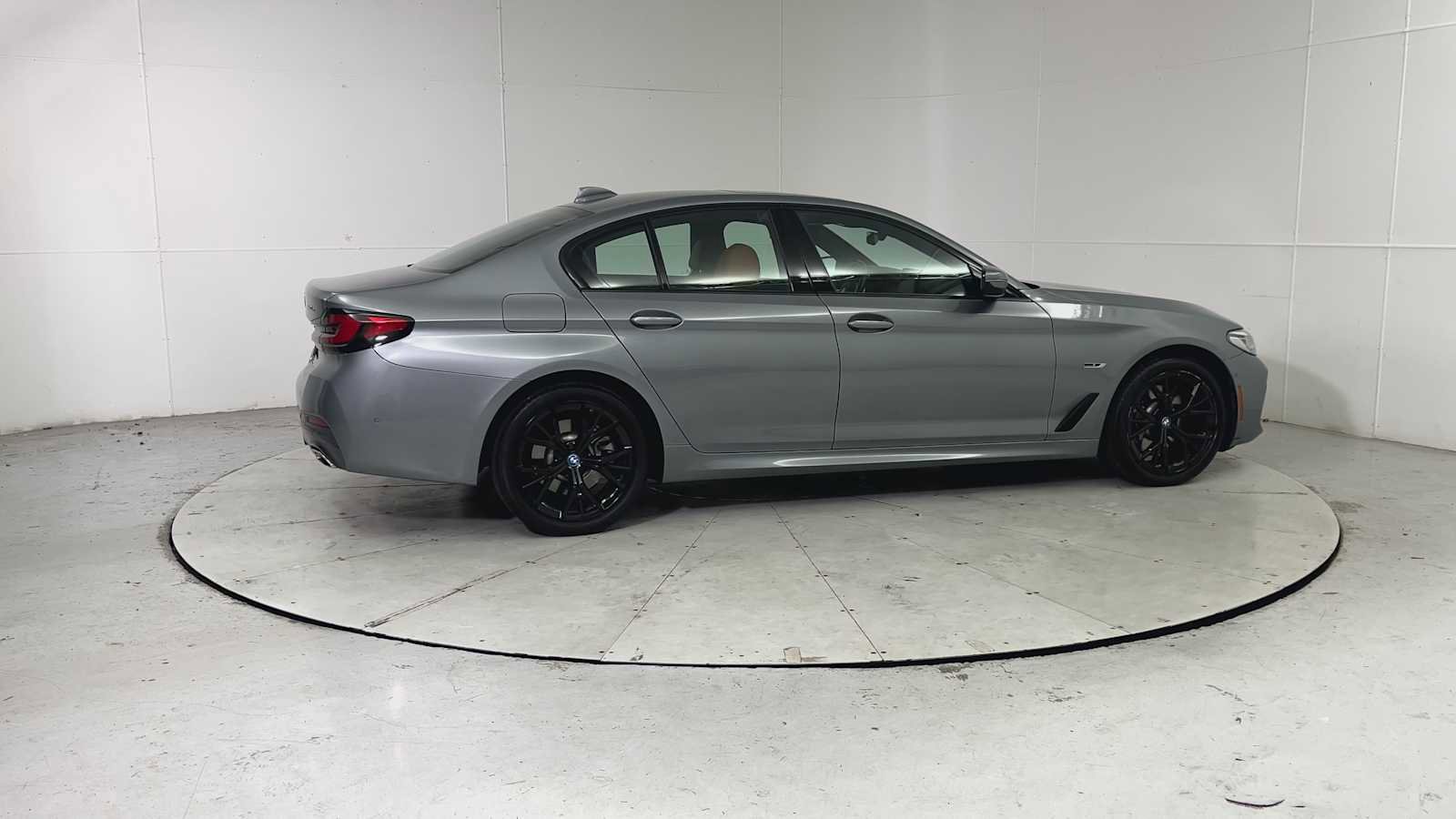Used 2023 BMW 530e w/ M Sport Package image 9