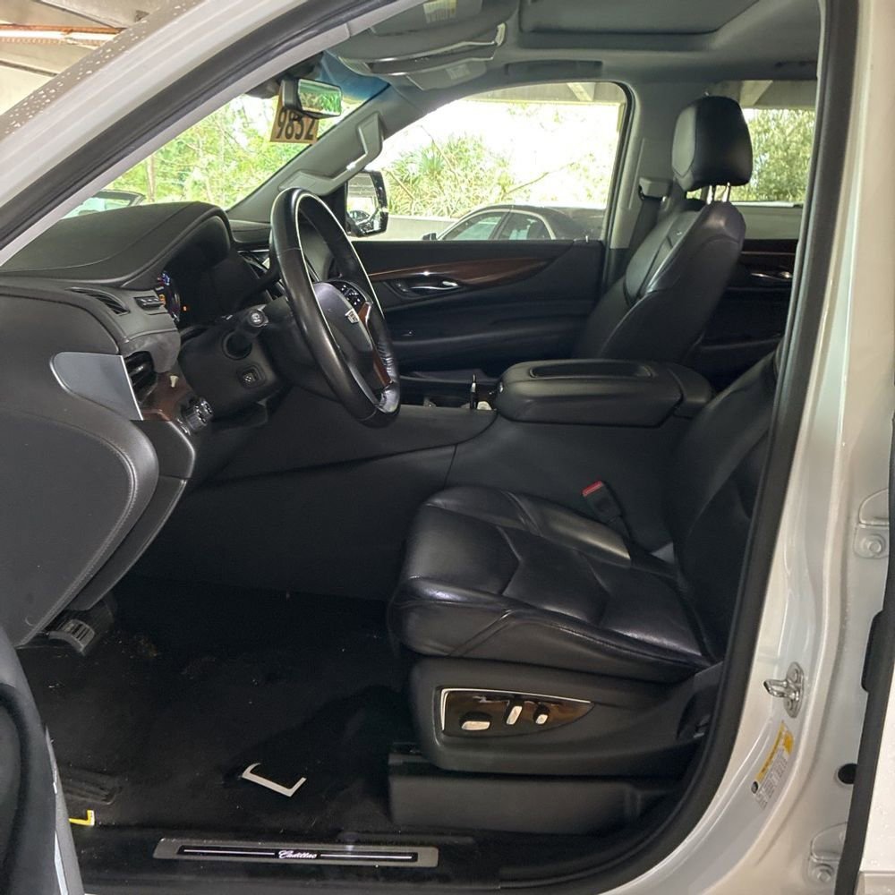 Used 2019 Cadillac Escalade Luxury image 7