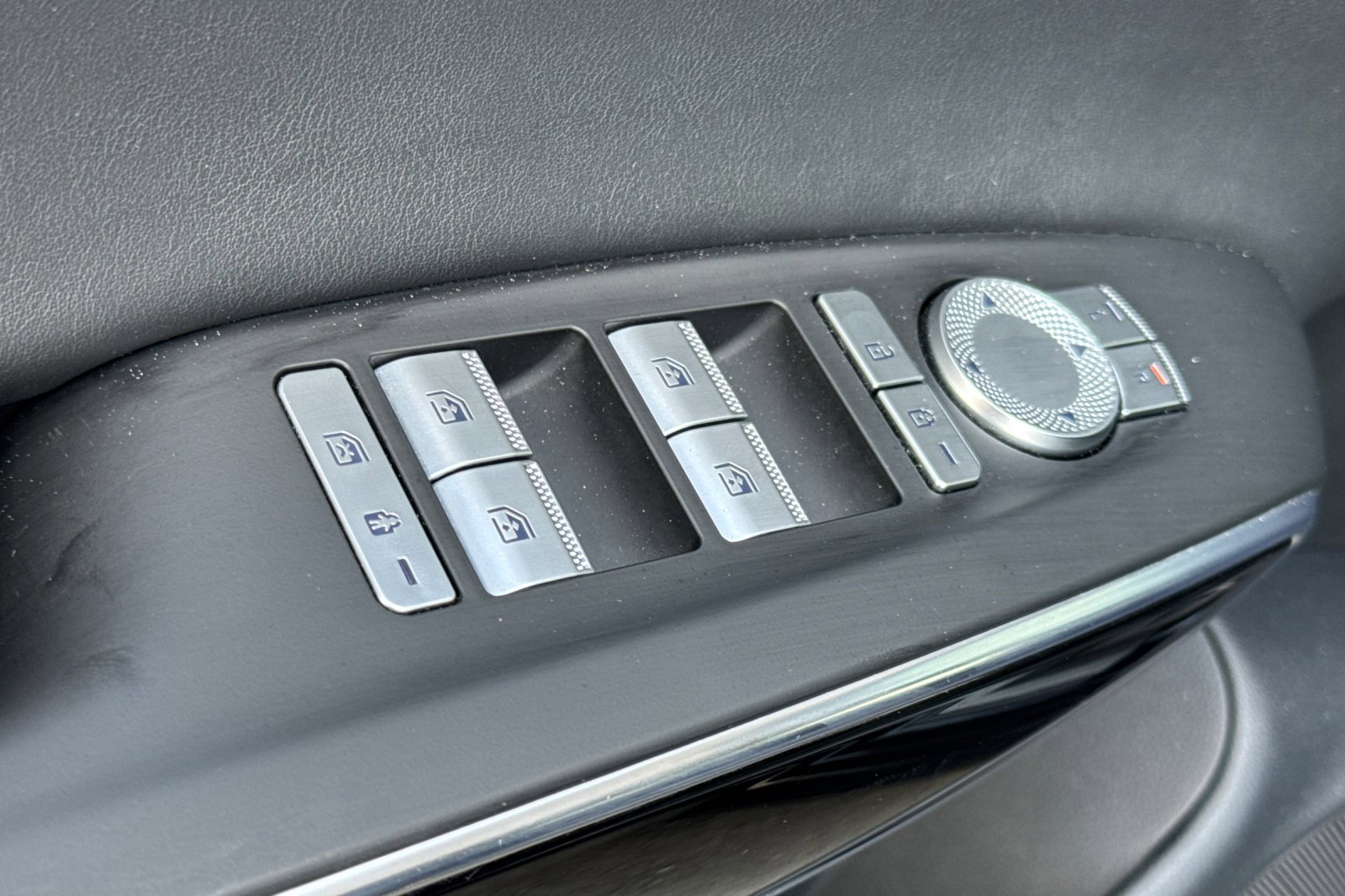 Used 2025 Genesis GV70 2.5T AWD/4WD image 14