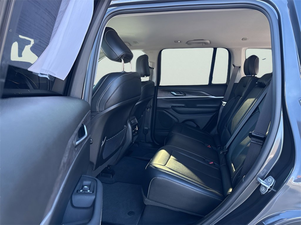 Used 2023 Jeep Grand Cherokee Limited w/ Black Appearance Package image 18