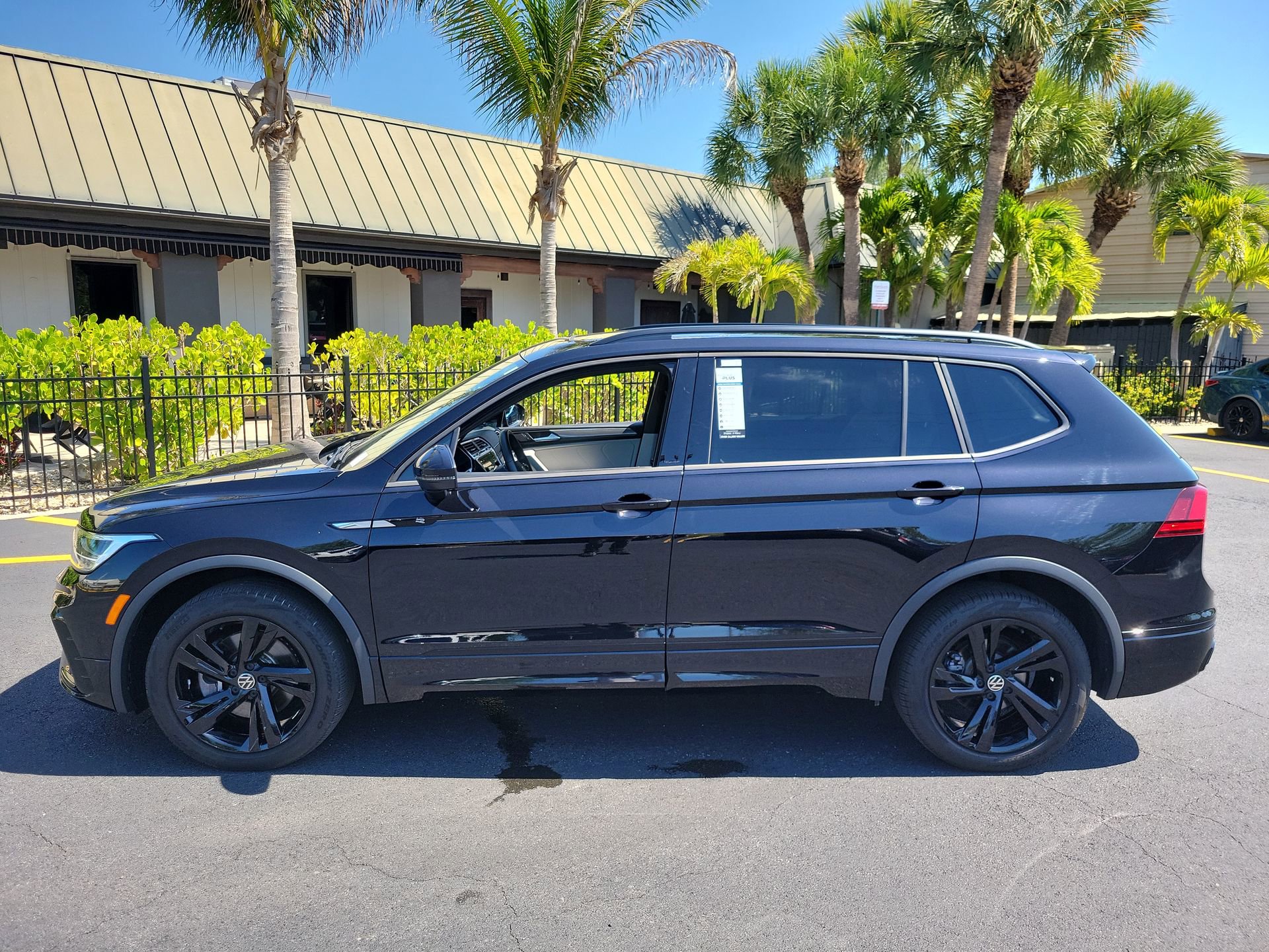 Used 2023 Volkswagen Tiguan SE R-Line AWD/4WD image 9