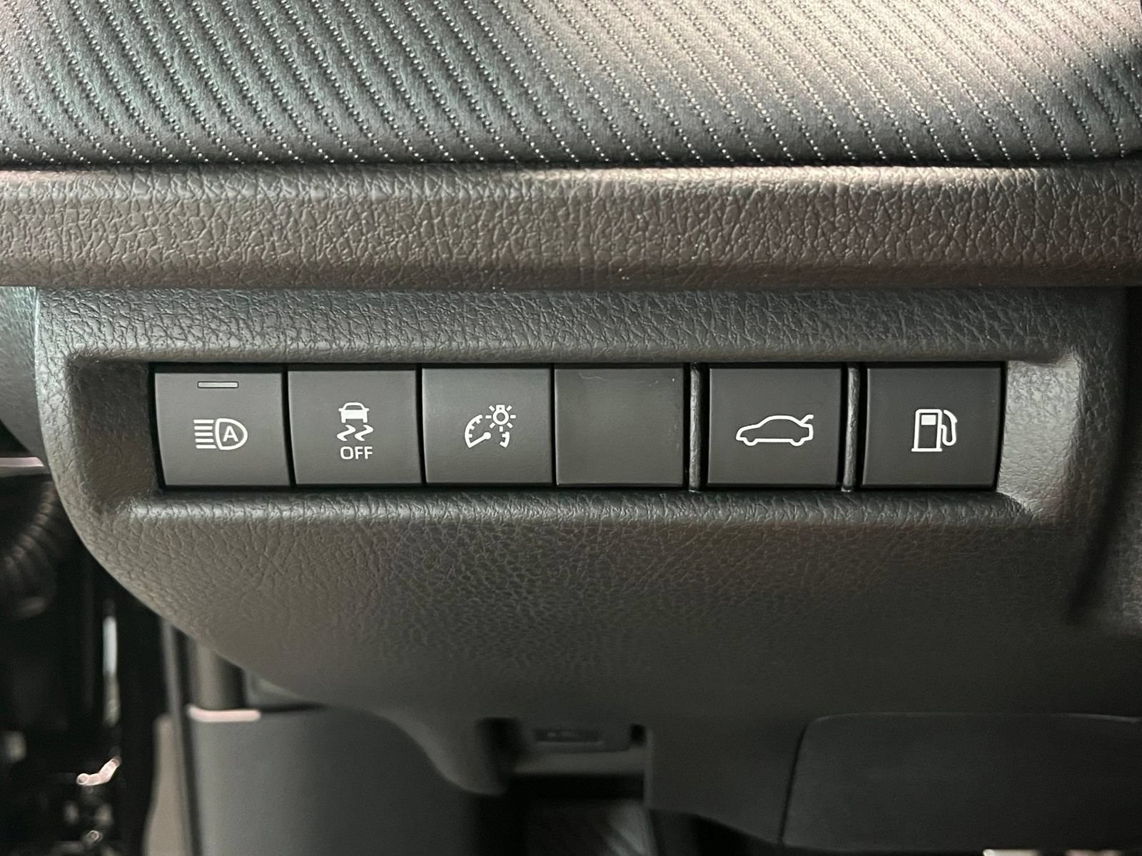 New 2026 Toyota Camry Hybrid w/ Multimedia Upgrade Package AWD/4WD image 31