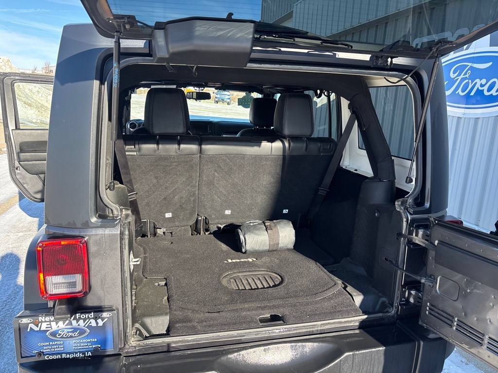 Used 2017 Jeep Wrangler Unlimited Rubicon w/ Max Tow Package AWD/4WD image 30