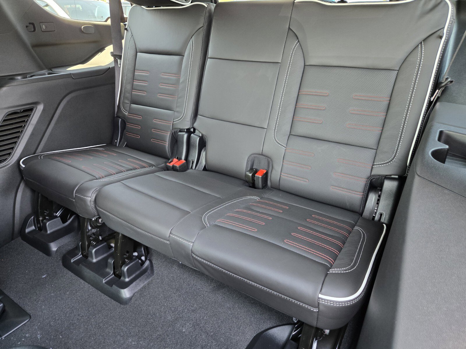 New 2025 GMC Yukon AT4 Ultimate w/ LPO, AT4 Appearance Package image 10