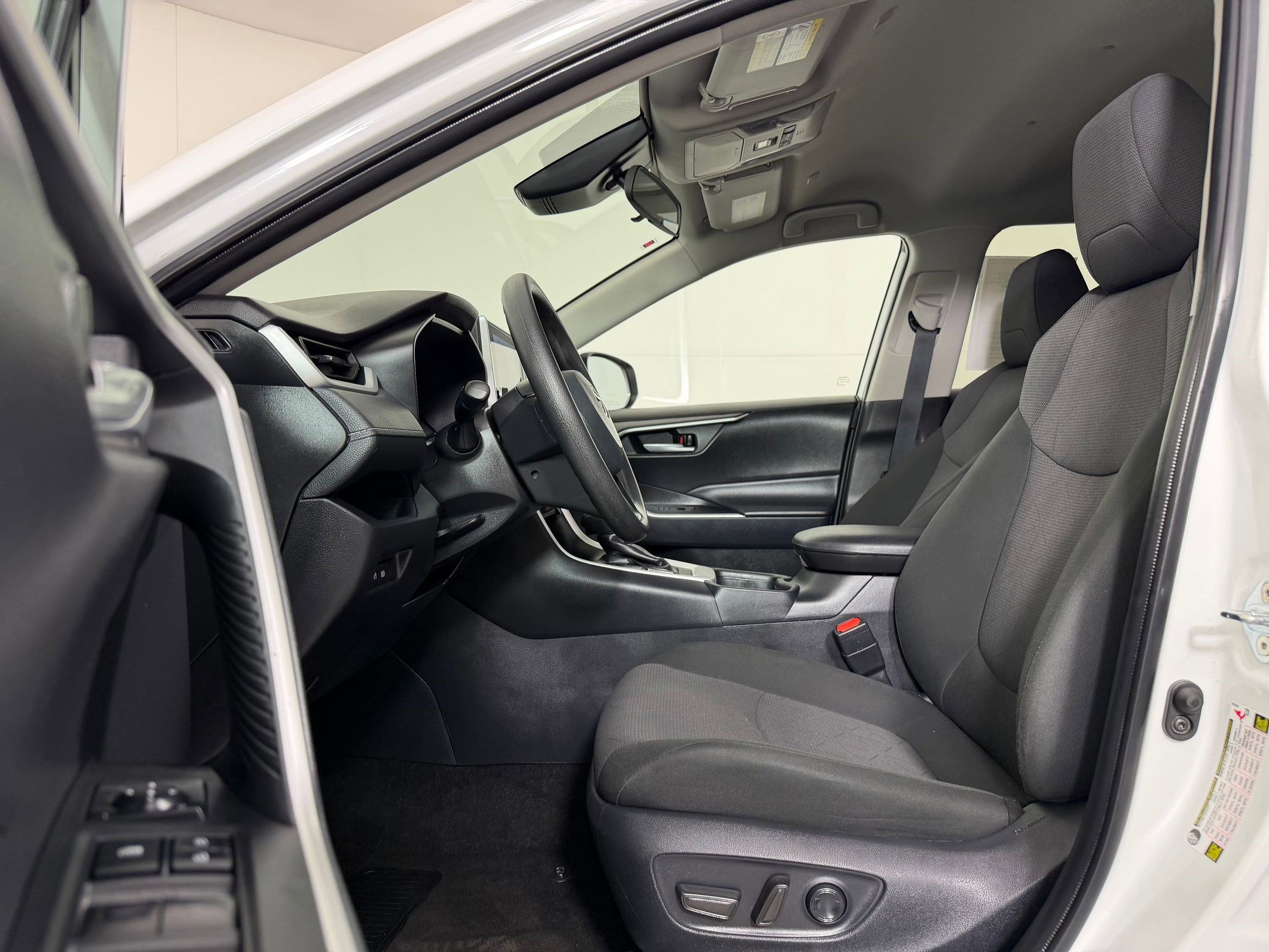 Used 2025 Toyota RAV4 XLE AWD/4WD image 4