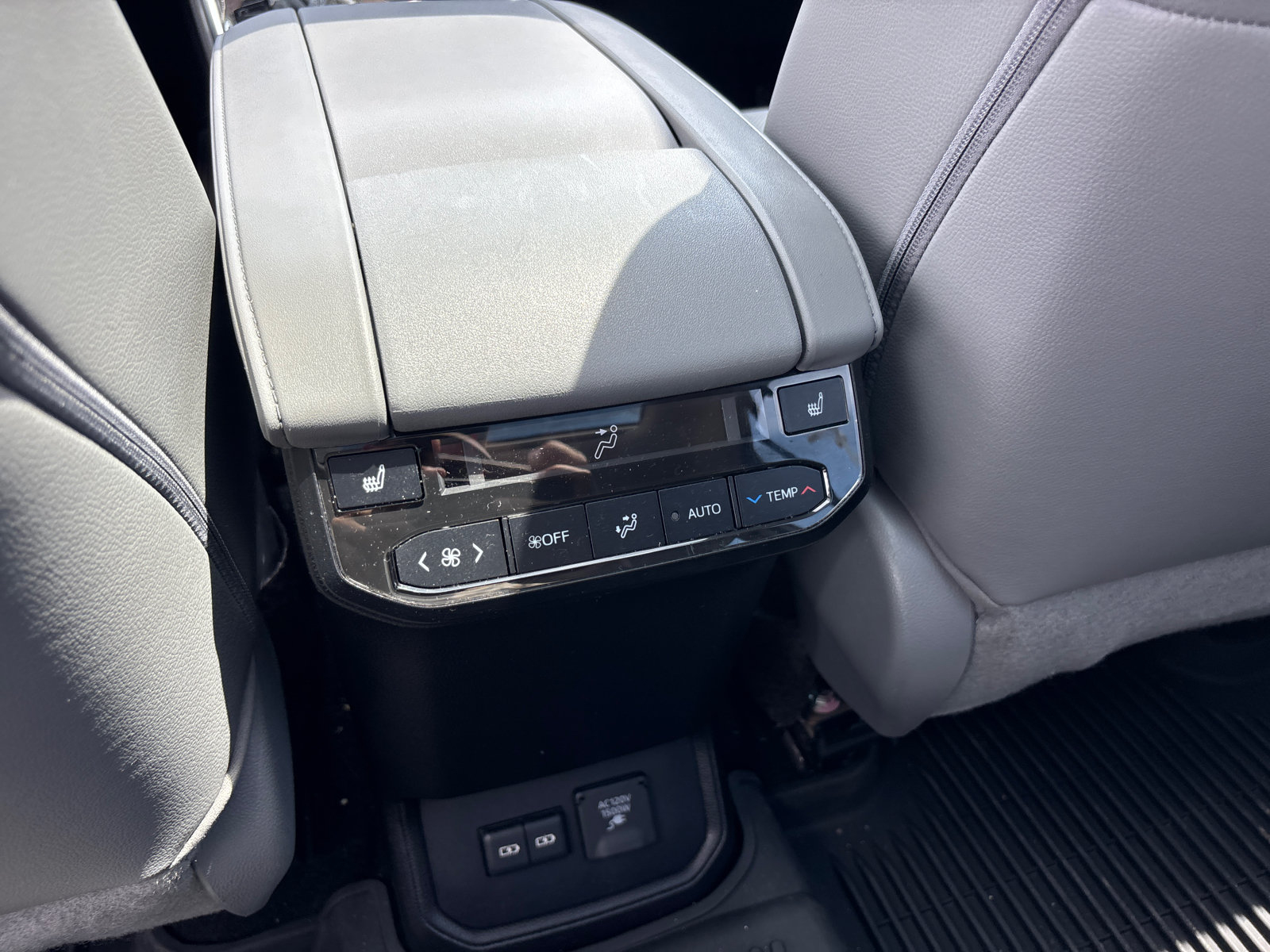 Used 2023 Toyota Highlander Platinum AWD/4WD image 32
