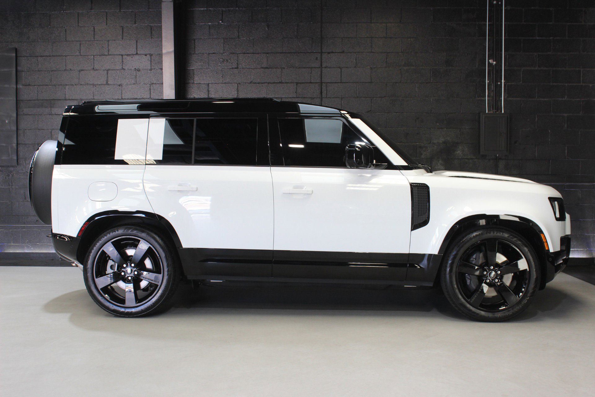 Used 2025 Land Rover Defender 110 X-Dynamic SE image 14