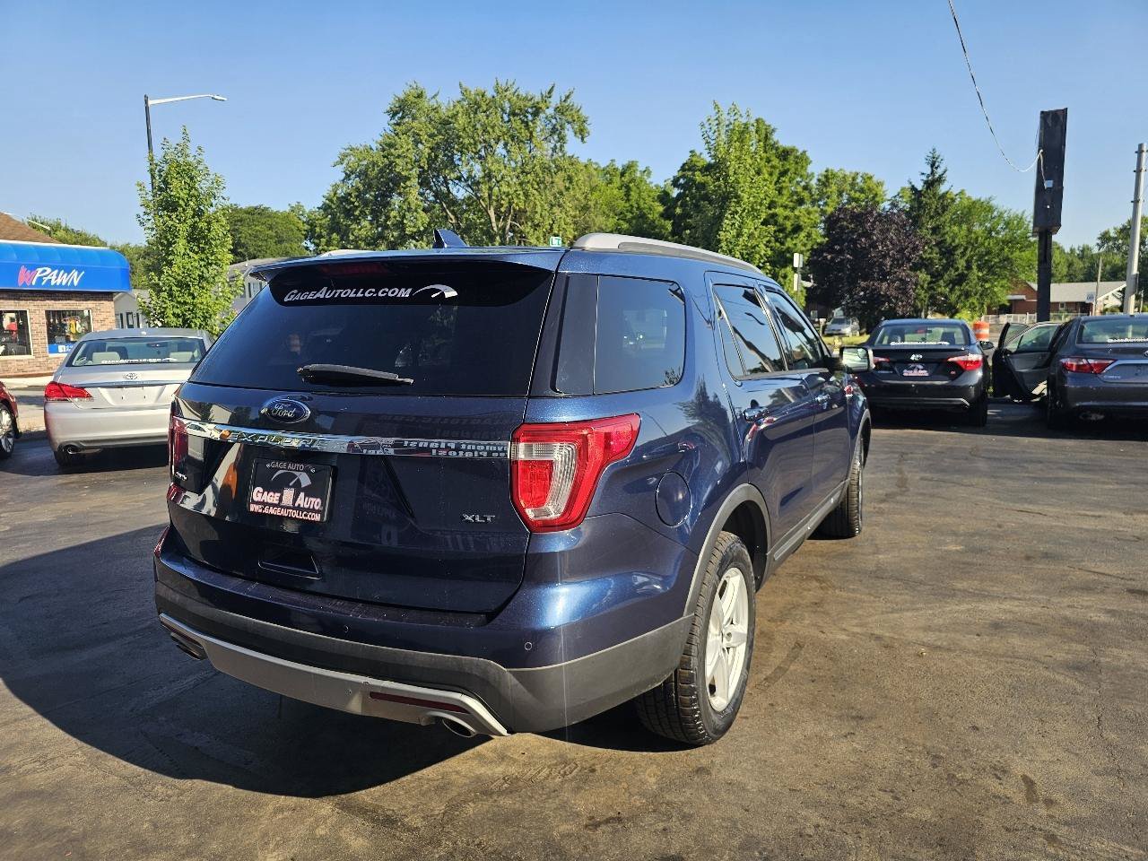 Used 2016 Ford Explorer XLT w/ Equipment Group 202A AWD/4WD image 11