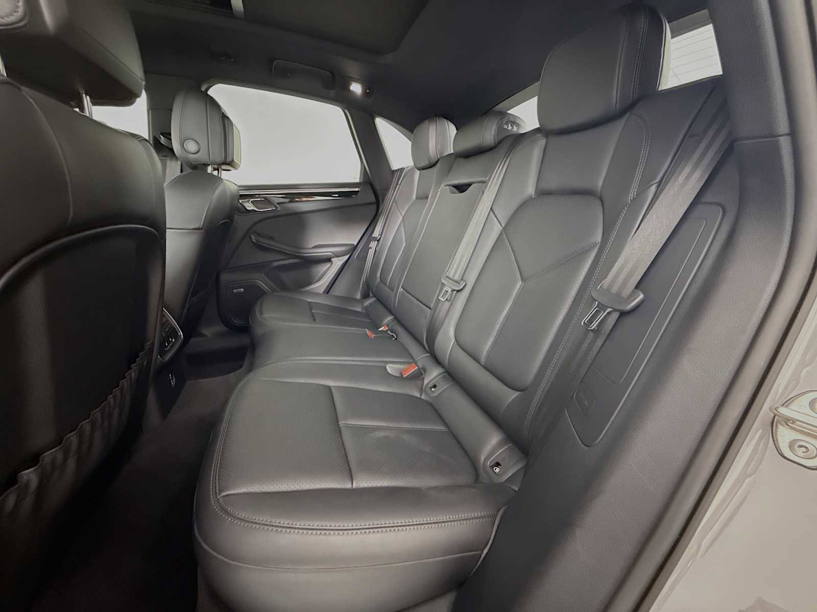 Certified 2025 Porsche Macan image 23