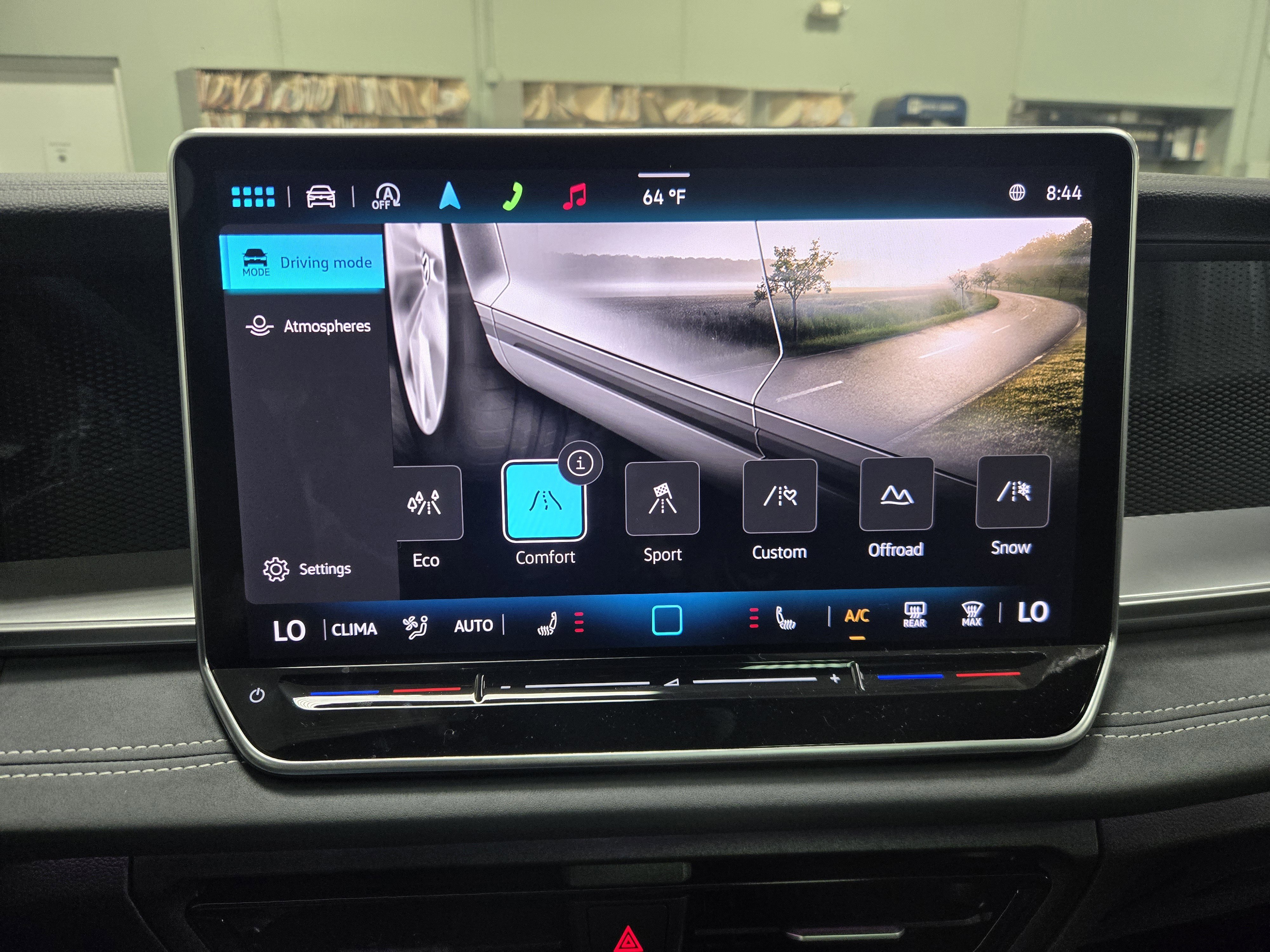 New 2025 Volkswagen Tiguan SE R-Line image 21