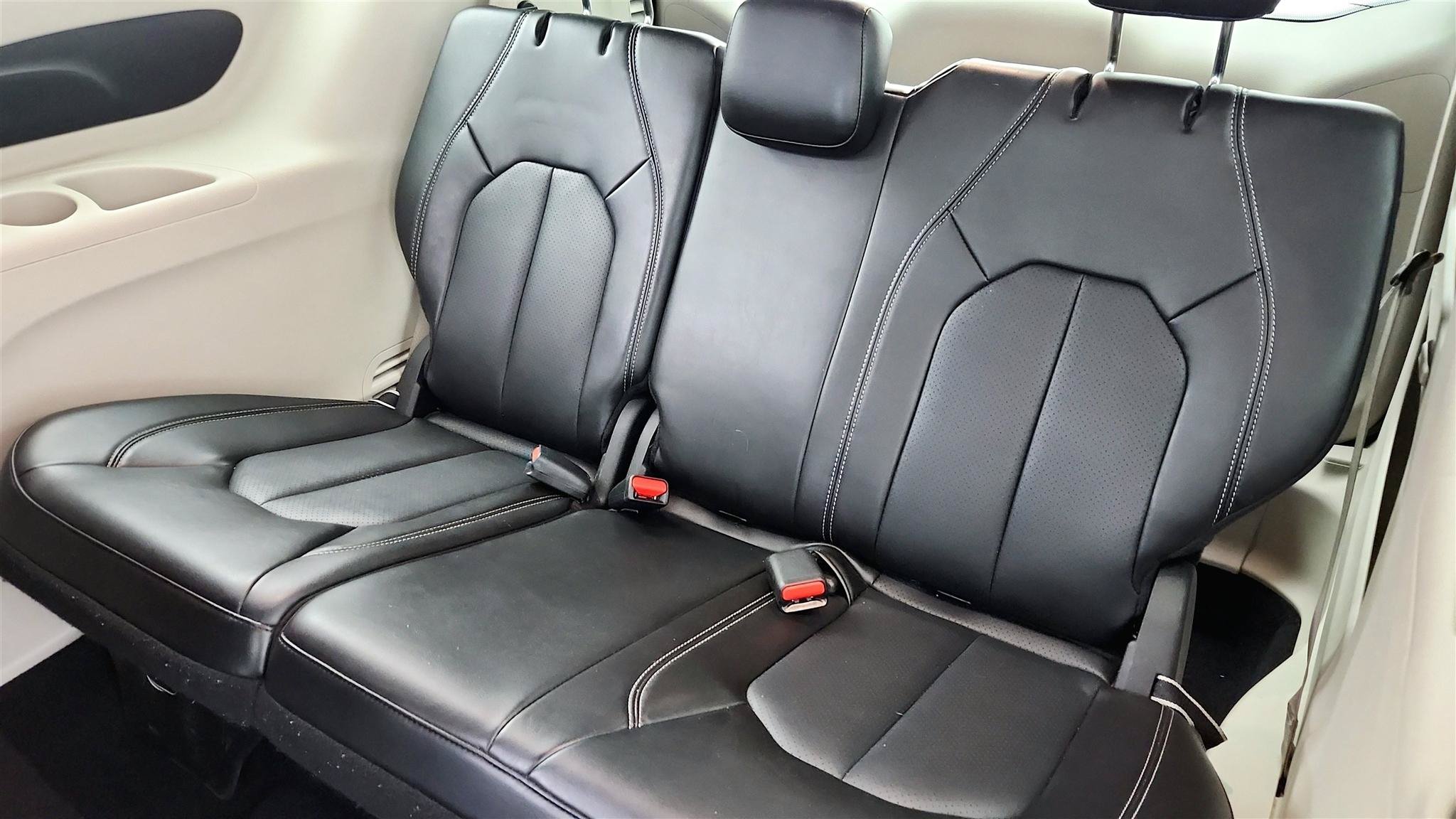 Used 2024 Chrysler Pacifica Touring-L FWD image 17