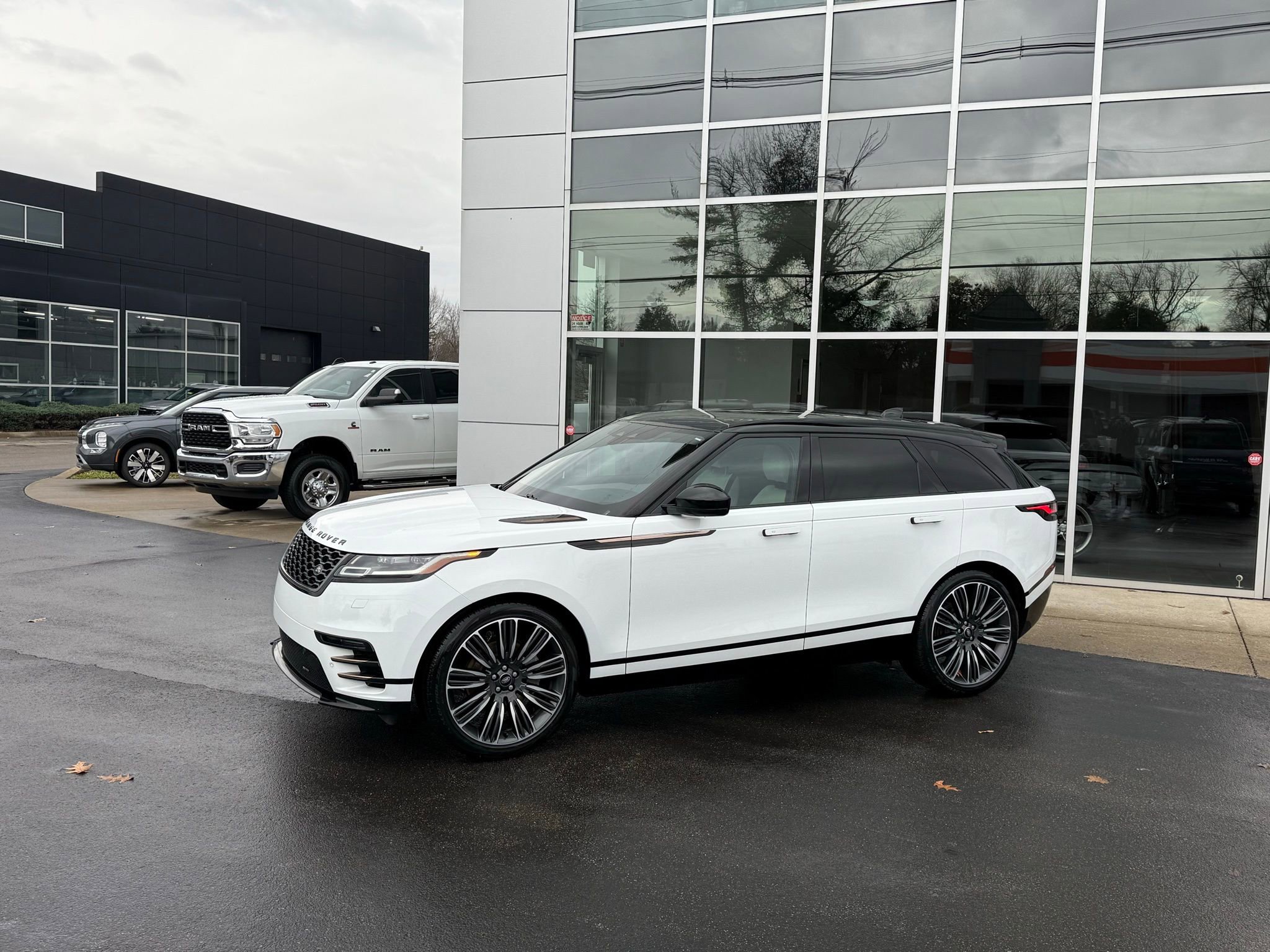 Used 2023 Land Rover Range Rover Velar R-Dynamic S image 19