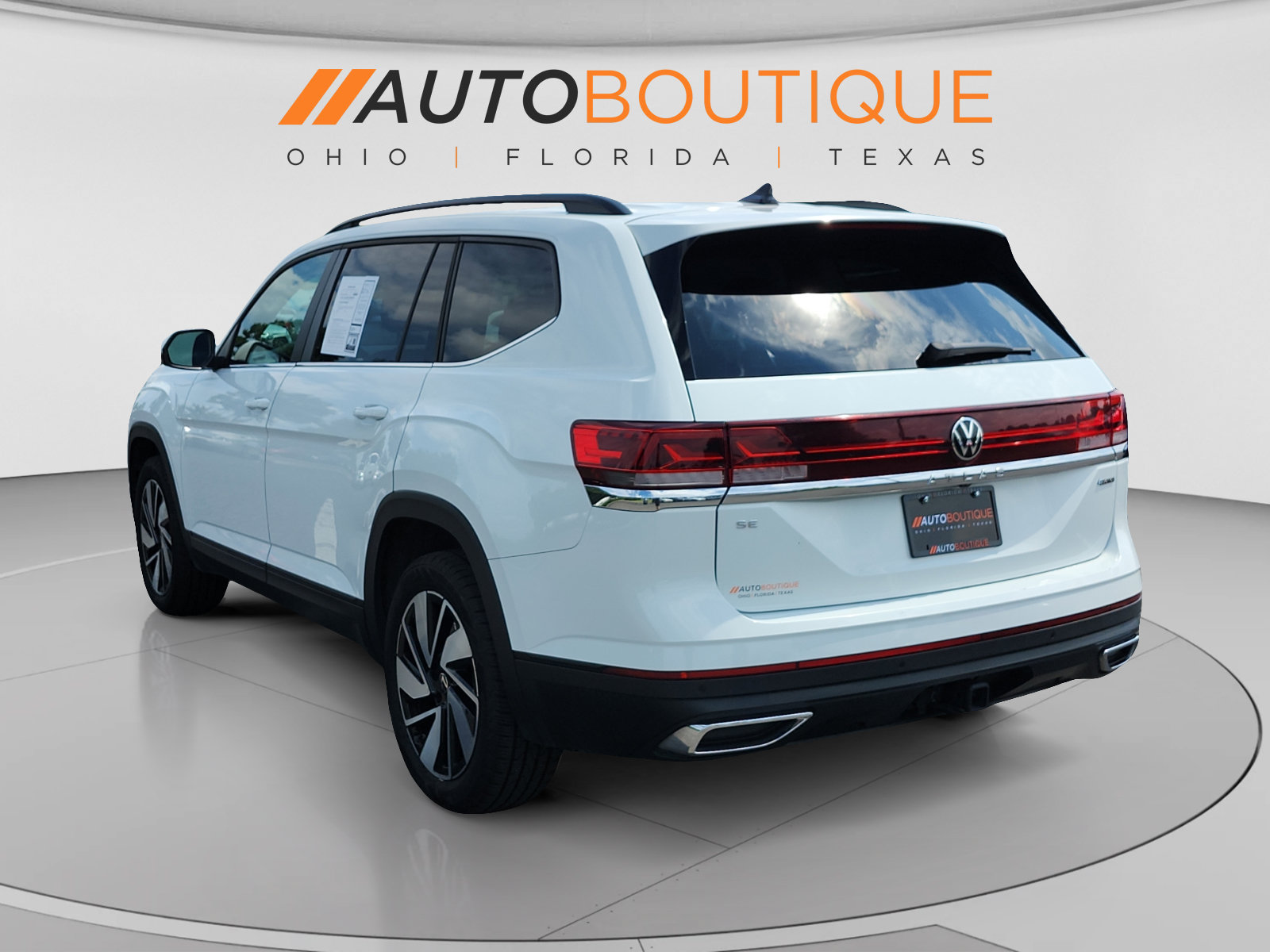 Used 2024 Volkswagen Atlas SE AWD/4WD image 3