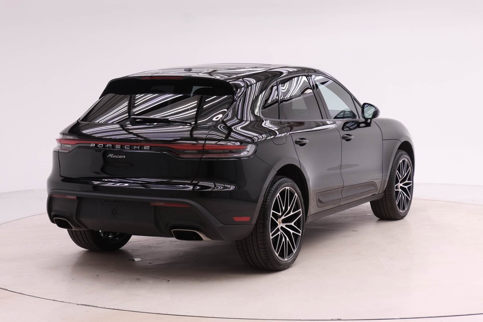 Used 2025 Porsche Macan AWD/4WD image 6
