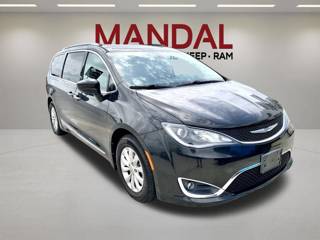 Used 2018 Chrysler Pacifica Touring-L Plus FWD image 3