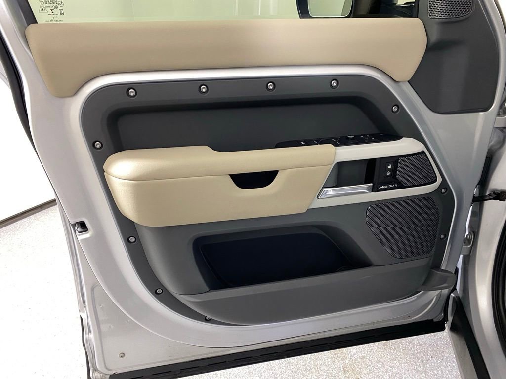 Used 2020 Land Rover Defender 110 SE image 9