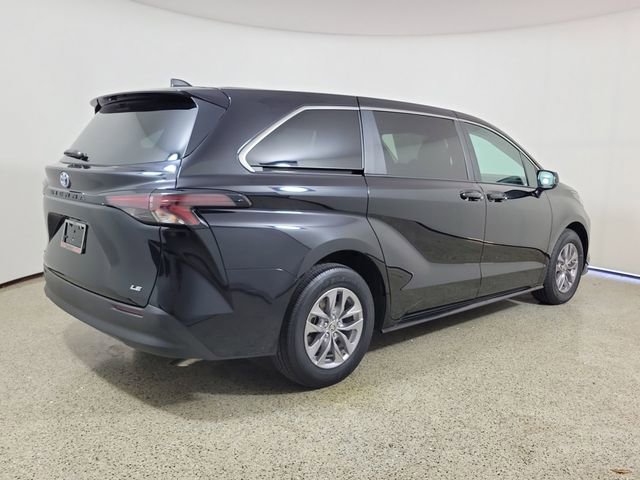 Used 2025 Toyota Sienna LE FWD image 5