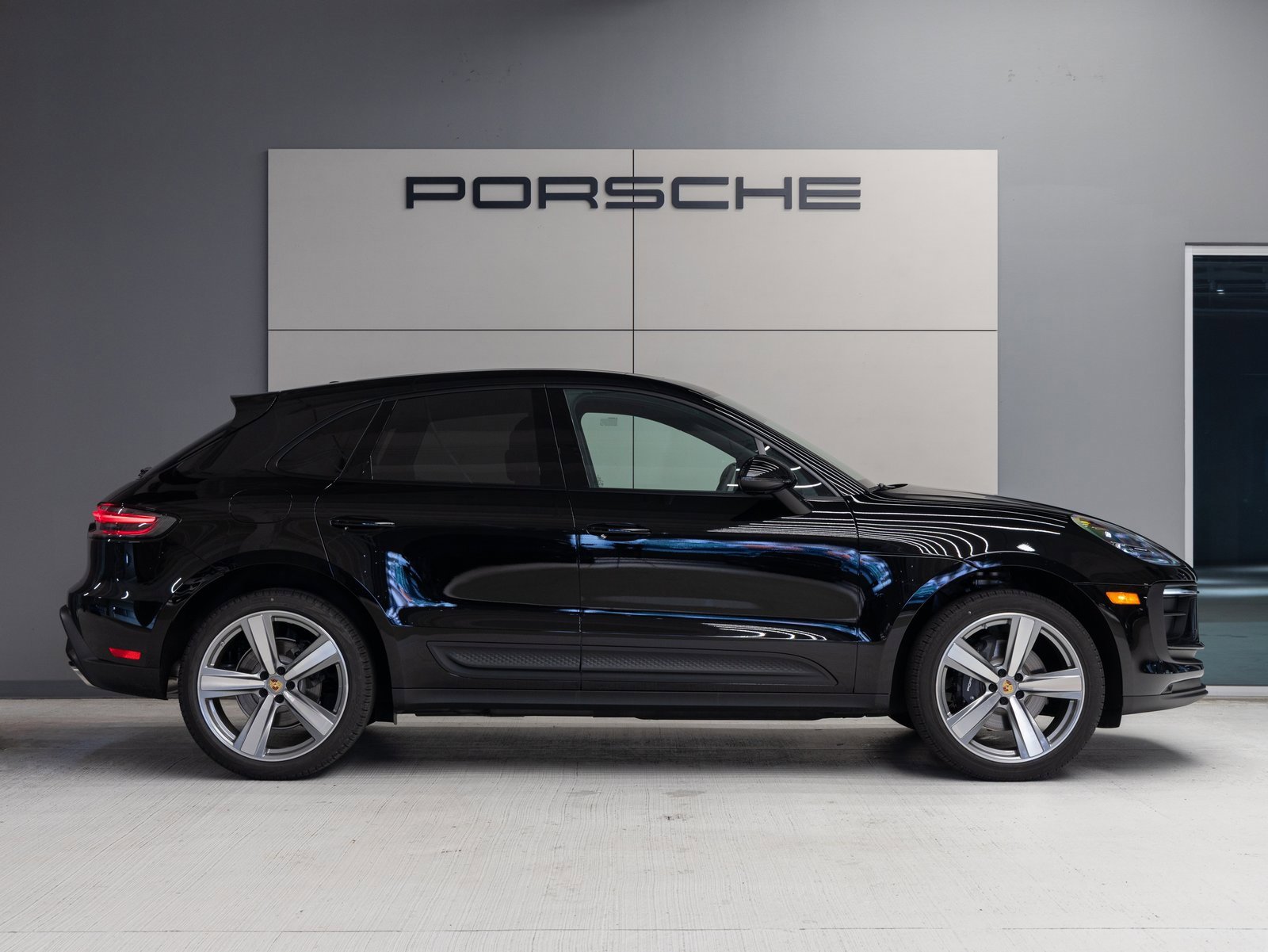 Used 2025 Porsche Macan image 8