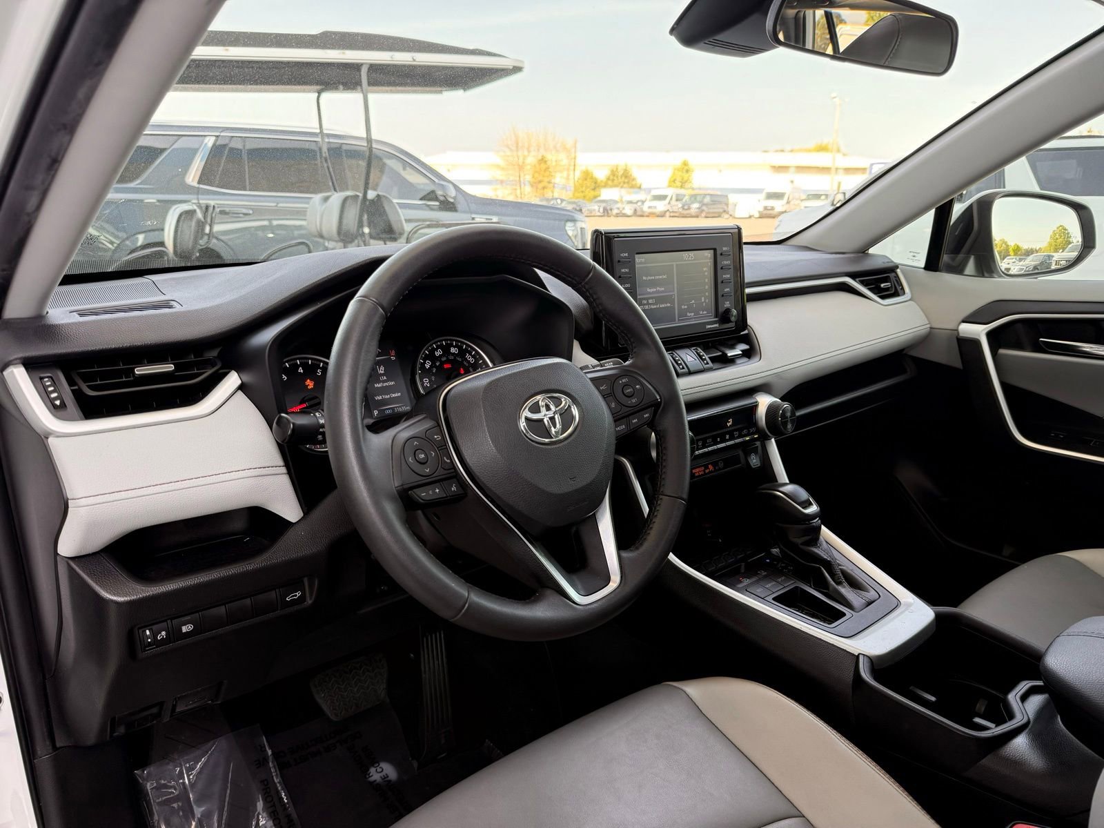 Used 2022 Toyota RAV4 XLE Premium image 17