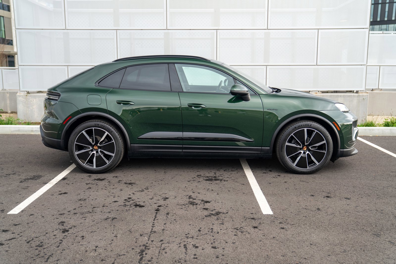 Certified 2025 Porsche Macan 4 Electric image 8