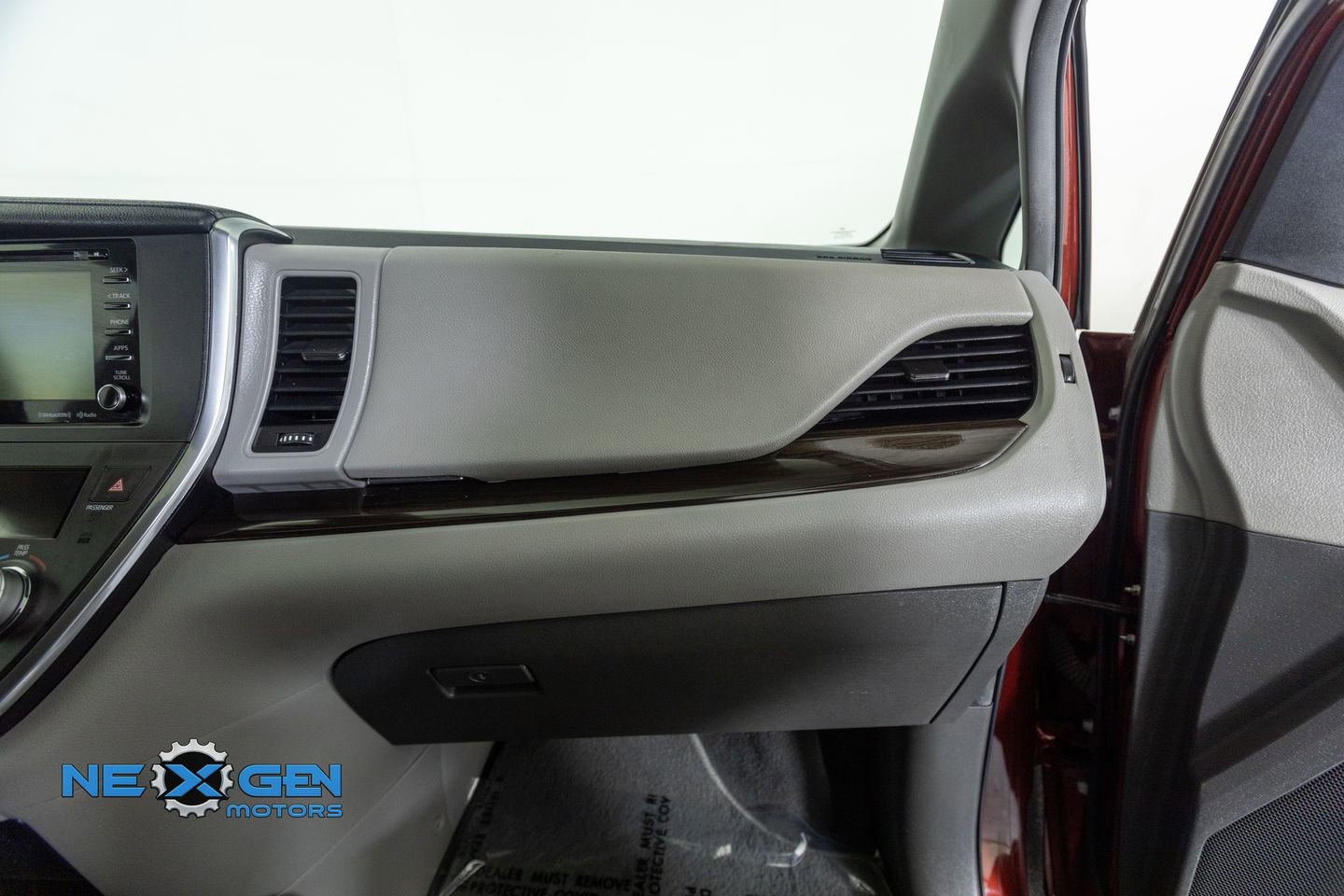 Used 2019 Toyota Sienna XLE w/ XLE Navigation Package image 36
