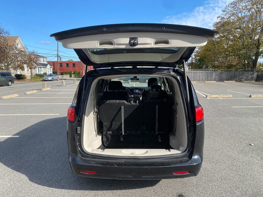 Used 2022 Chrysler Voyager LX image 24