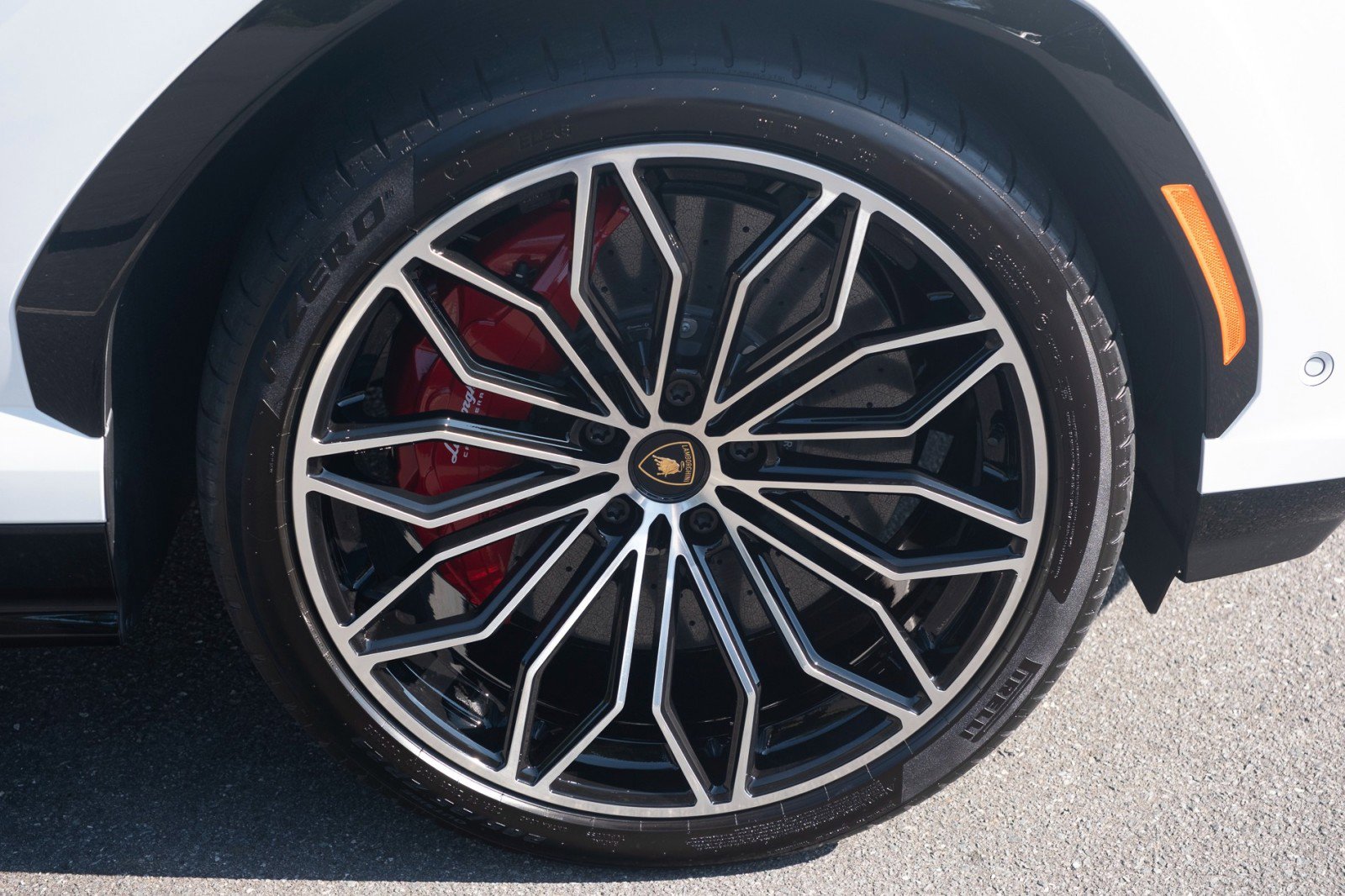 Used 2025 Lamborghini Urus SE AWD/4WD image 30