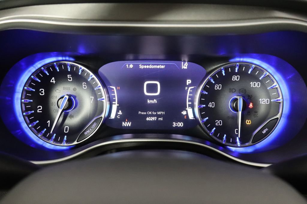 Used 2023 Chrysler Pacifica Touring-L FWD image 11