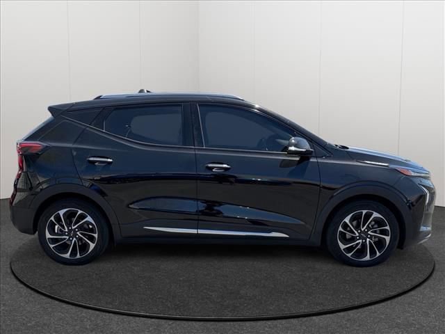 Used 2023 Chevrolet Bolt EUV LT w/ Convenience Package FWD image 4