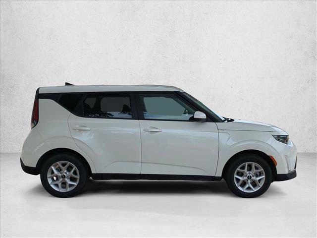 Used 2025 Kia Soul LX w/ LX Technology Package FWD image 4