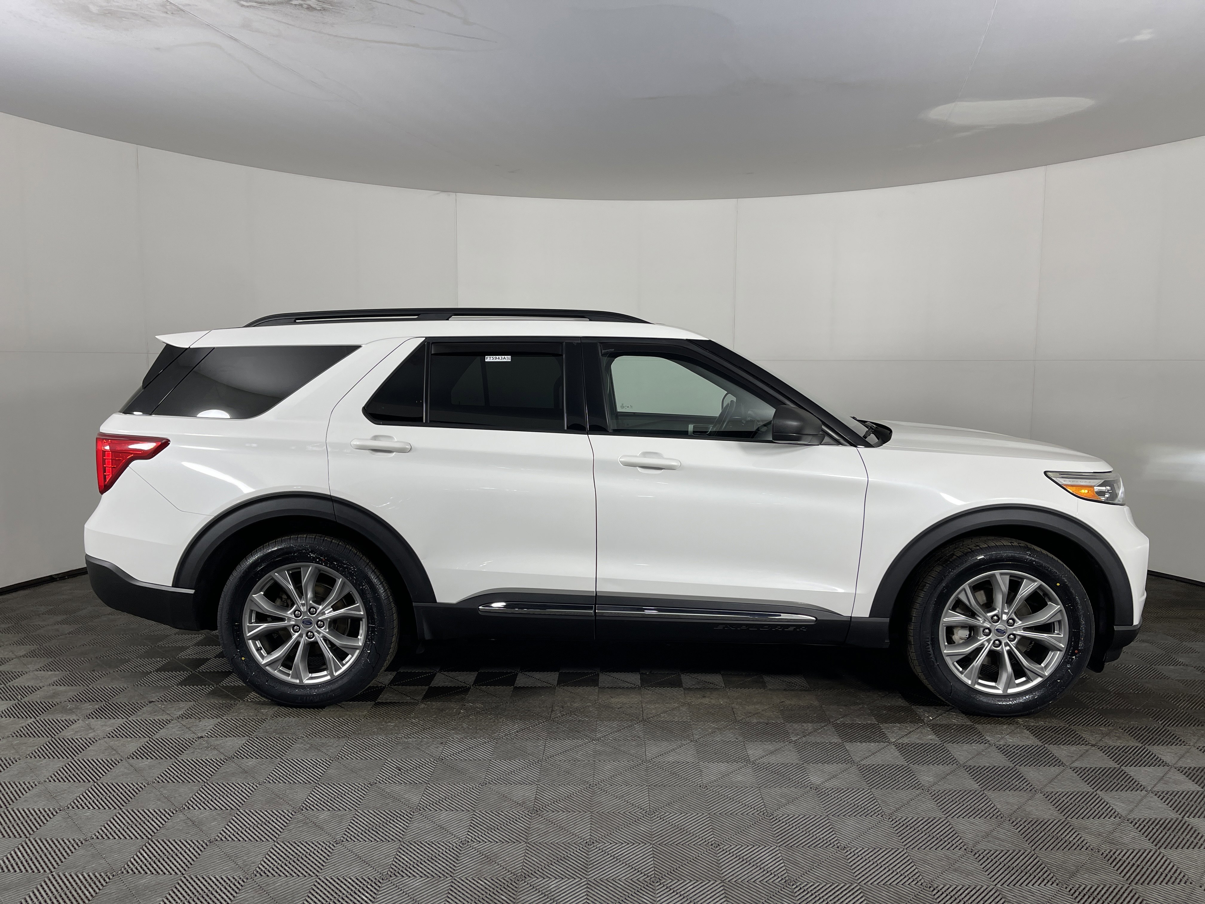 Used 2020 Ford Explorer XLT w/ Equipment Group 202A image 5