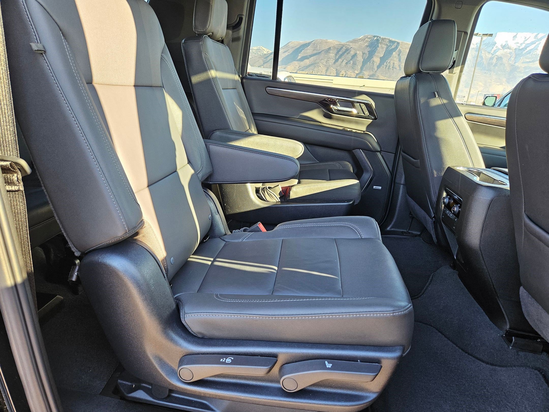 Used 2025 Chevrolet Suburban Z71 w/ Comfort Package image 31